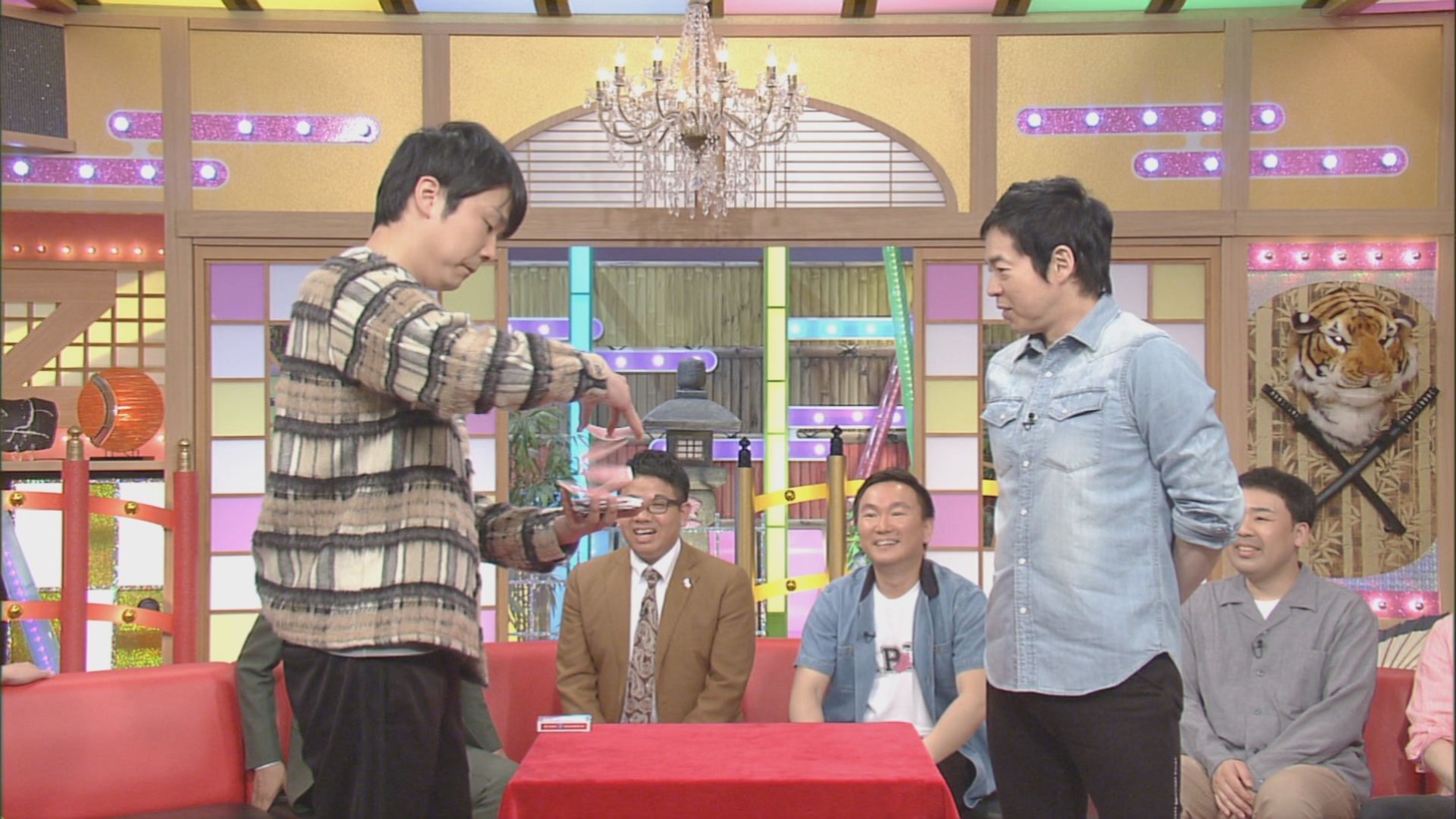 かまいたち濱家（左）によるマジックの様子。(c)CBC