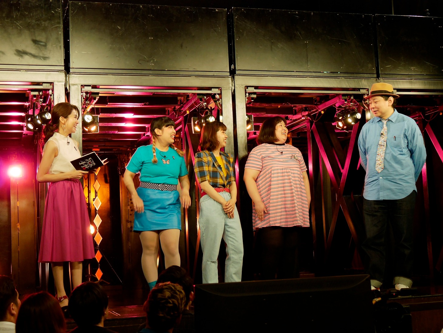 左から曽田茉莉江、3時のヒロイン、鈴木おさむ。(c)BSフジ