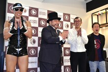 記者取材会に登場して笑顔を見せる（左から）レイザーラモンHG、山田ルイ53世、ジョイマン。