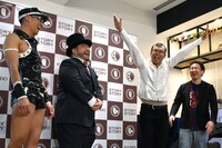 ジョイマン高木（右から2人目）が記者取材中に「一発屋芸人列伝」で韻を踏んだワンシーン。