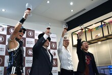 乾杯する（左から）レイザーラモンHG、山田ルイ53世、ジョイマン。