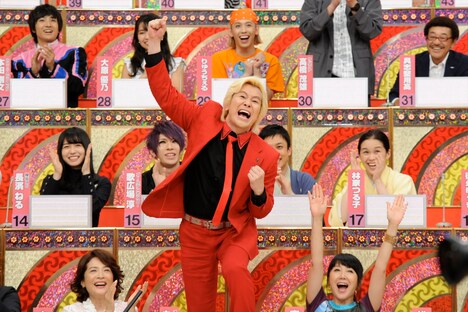 メイプル超合金カズレーザー(中央)ら。(c)テレビ朝日