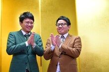 会見を開いたミキ。