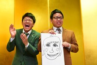 “まみちゃん”の似顔絵を披露するミキ昴生（右）と爆笑する亜生（左）。