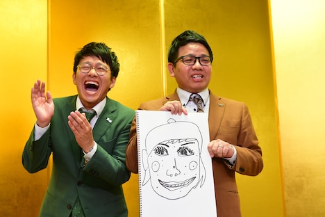 “まみちゃん”の似顔絵を披露するミキ昴生（右）と爆笑する亜生（左）。