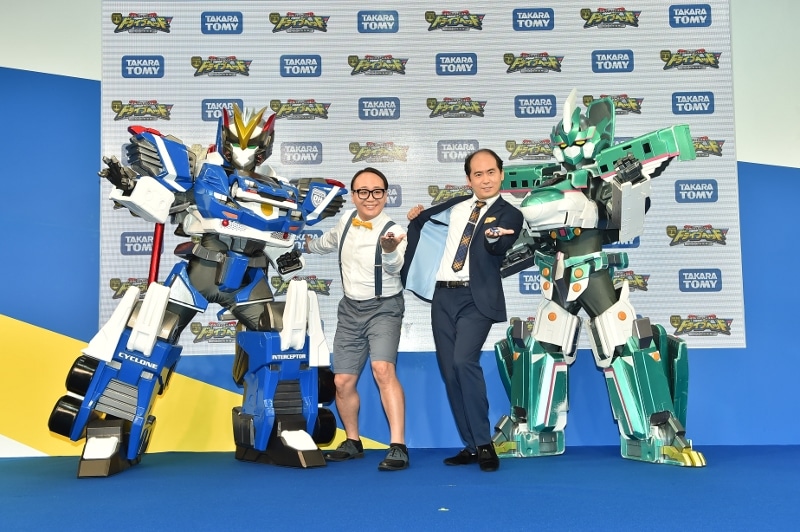 「東京おもちゃショー2018」内の「映画ドライブヘッド～トミカハイパーレスキュー 機動救急警察～」ステージに登場したトレンディエンジェル。