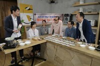 「タモリ倶楽部」の「レトルトカレーが30種超え！ 無印良品 カレー王国の謎」のワンシーン。(c)テレビ朝日