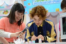 オリジナルの消しゴムを作る尼神インター。