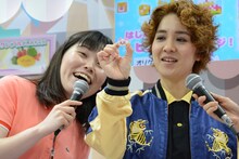 「オリケシ」で作った消しゴムを見せる尼神インター渚（右）。