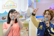 自分たちをイメージして作られた消しゴムをプレゼントされた尼神インター。