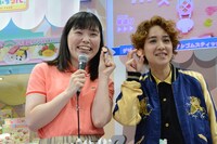 自分たちをイメージして作られた消しゴムをプレゼントされた尼神インター。