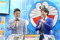 「ドラえもんステップアップパソコン」を紹介する和牛。