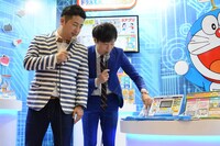 「ドラえもんステップアップパソコン」を紹介する和牛。