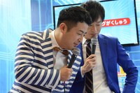 「ドラえもんステップアップパソコン」を紹介する和牛。