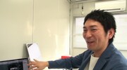VTRの解説を担当するスーパーマラドーナ武智。(c)読売テレビ