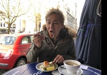 ベルギーで食を堪能するヒロシ。(c)BS朝日