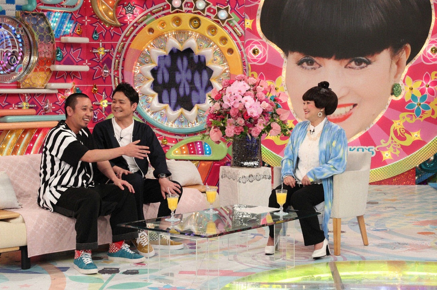 「徹子の部屋シミュレーション」に臨む千鳥（左）と、黒柳徹子役の友近（右）。(c)テレビ朝日