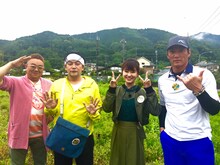 「帰れマンデー見っけ隊!!」の「秘境路線バスに乗って飲食店を見つける旅」に出演する（左から）サンドウィッチマン、村上佳菜子、長嶋一茂。(c)テレビ朝日