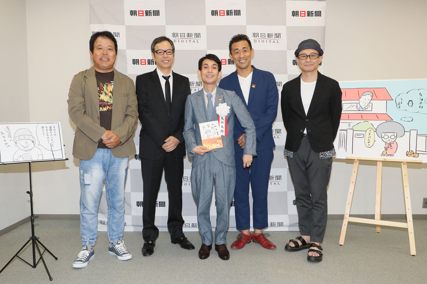 囲み取材の様子。