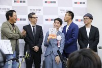 囲み取材の様子。