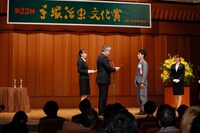 贈呈式の様子。