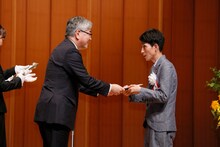 「第22回 手塚治虫文化賞」贈呈式に出席したカラテカ矢部（右）。