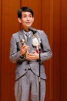 スピーチするカラテカ矢部。