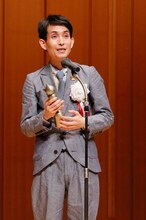 スピーチするカラテカ矢部。