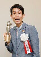 「第22回 手塚治虫文化賞」の短編賞を受賞したカラテカ矢部。