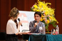 手塚るみ子（左）とトークするカラテカ矢部（右）。