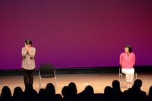 新ネタを披露する阿佐ヶ谷姉妹。