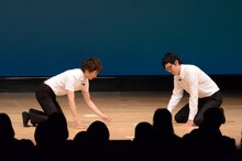 新ネタを披露するザ・ギース。