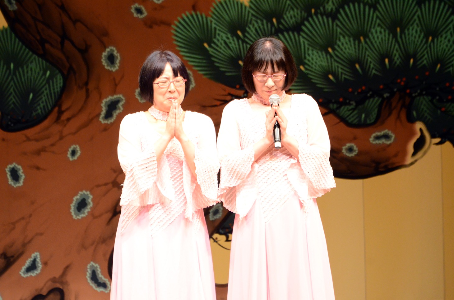 “タイムスリップ”で退場する阿佐ヶ谷姉妹。