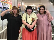 左から海原やすよ、酒井藍、海原ともこ。