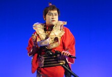 レイザーラモンRG扮する八坂ある之介。