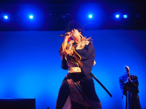 熱唱する八坂ある之介。