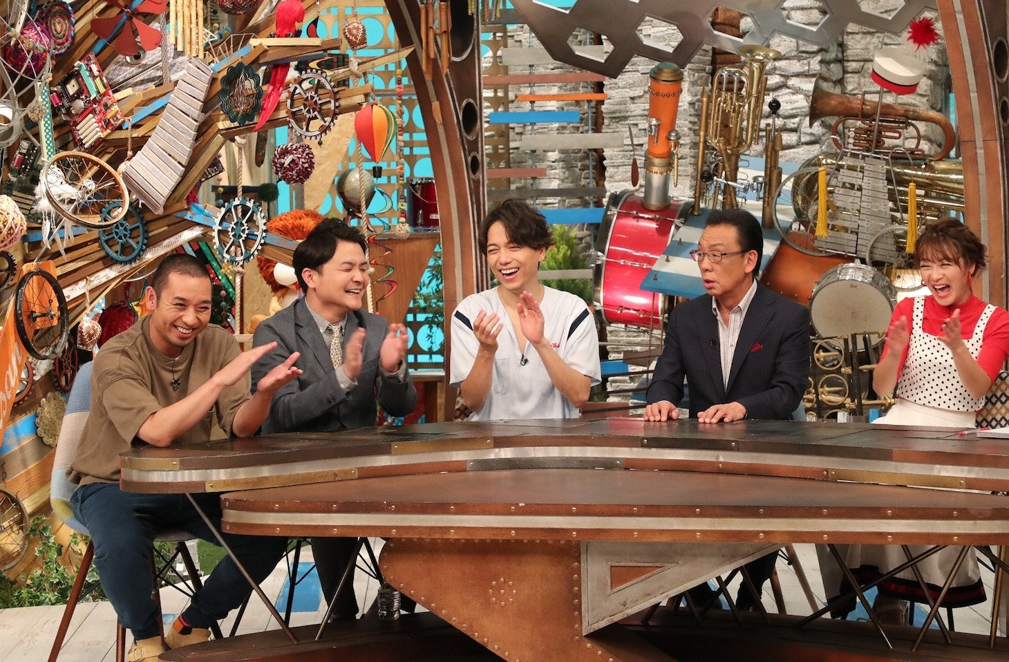 スタジオの千鳥（左端）ら。(c)関西テレビ
