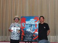 左から片桐仁、鈴木仁行プロデューサー。