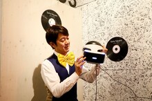 最新のヘッドセットを体験するアキラ100%。