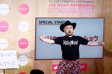 ネタを披露するハリウッドザコシショウ。