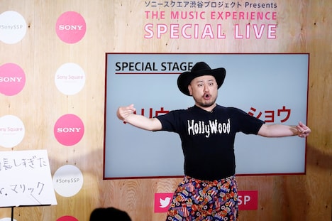 ネタを披露するハリウッドザコシショウ。