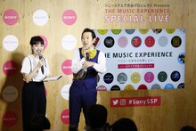 イベントの司会を務めるアキラ100%（右）。