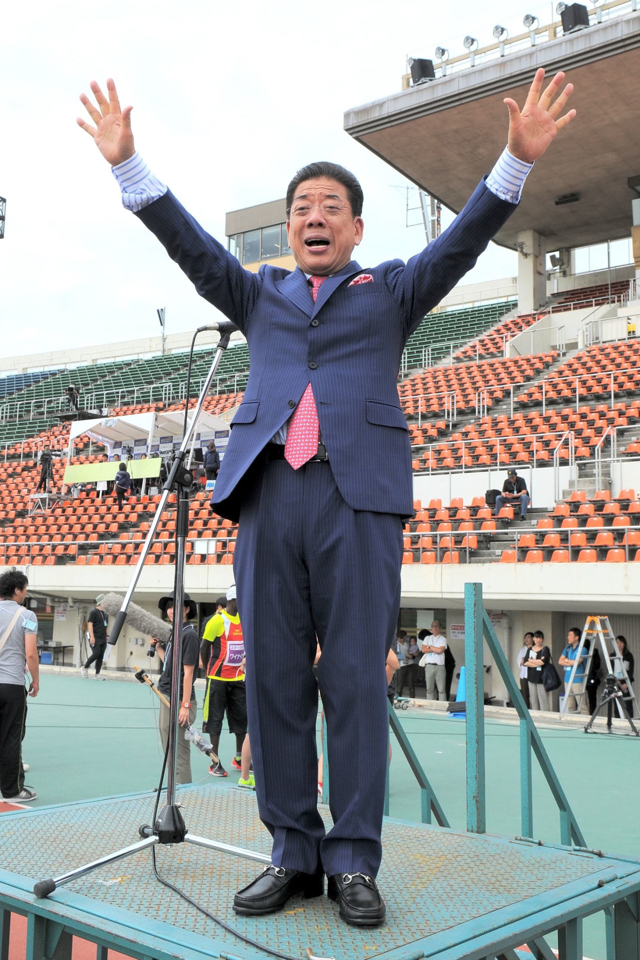 開会宣言を行う西川きよし。(c)MBS