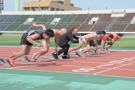 ペナルティ・ワッキー、レイザーラモンRG、守谷日和は扮装して2.25m走に挑む。(c)MBS