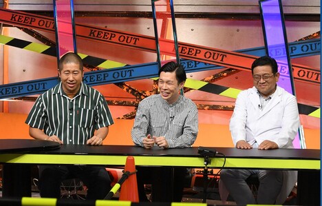 （左から）ハライチ、愛媛大学の榊原正幸教授。(c)TBS