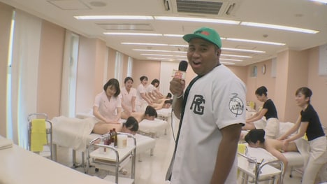 アントニーがエステスクールに潜入する「本能ザLIVE」のワンシーン。(c)CBC