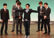 オープニングで謝罪ギャグを披露するダブルブッキング黒田。