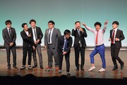 8人漫才のワンシーン。
