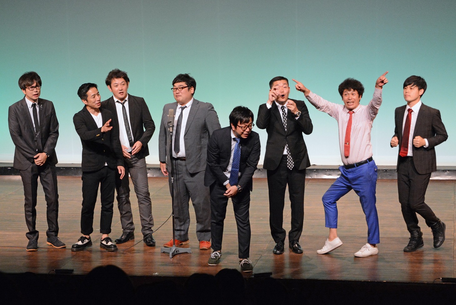 8人漫才のワンシーン。