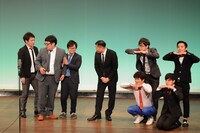 8人漫才のワンシーン。